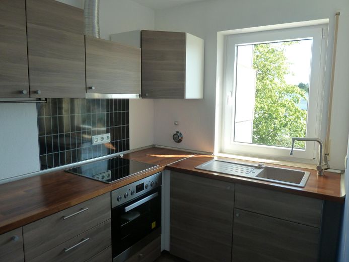 Bright 2-room apartment in a central, quiet location with balcony, loggia, view of greenery and parking space – Einbauküche