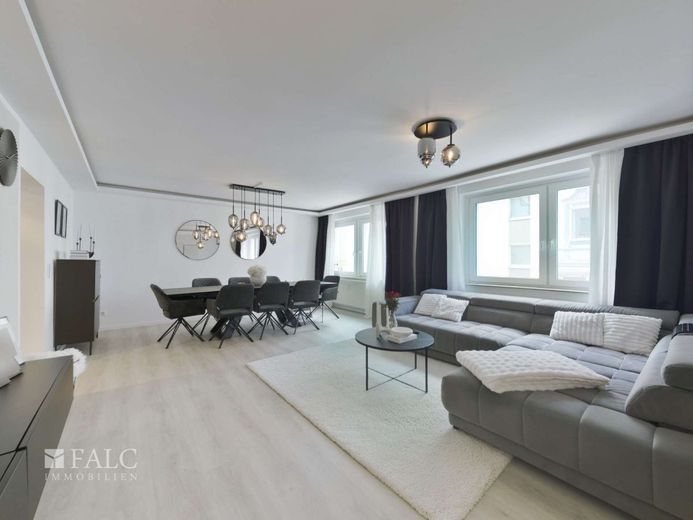 Einziehen und wohlfühlen: Stilvoll sanierte 3-Zimmer-Wohnung mit Designküche – Wohnzimmer