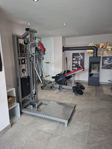 Villa urbana con estilo, tecnología moderna y confort exclusivo – Fitnessbereich