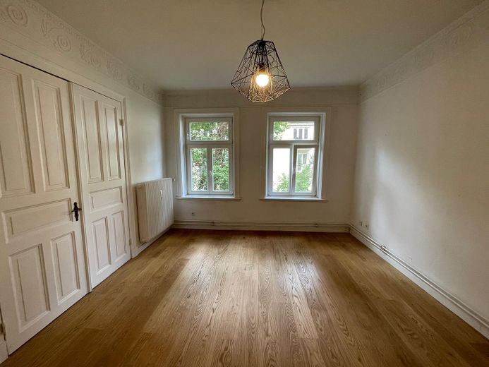 Charmante 2,5-Zimmer Altbauwohnung mit Stuck & Balkon – Hamburg-St. Pauli – Wohnzimmer