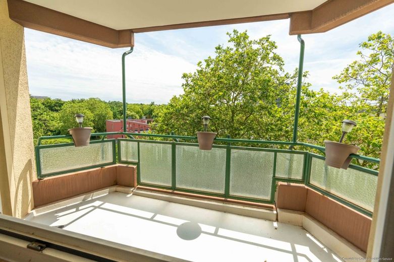 Bezugsfreie 2-Zimmer-Eigentumswohnung mit Sonnenloggia, Aufzug &amp; Tiefgarage – Loggia