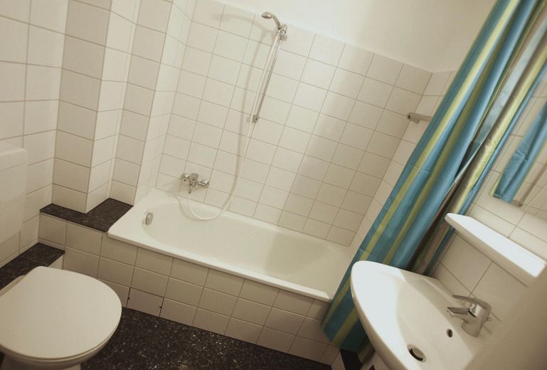 MÖBLIERTES EINZIMMER STADTAPARTMENT - TOP LAGE, HELL, ZENTRAL, RUHIG – Wannenbad mit Granitboden