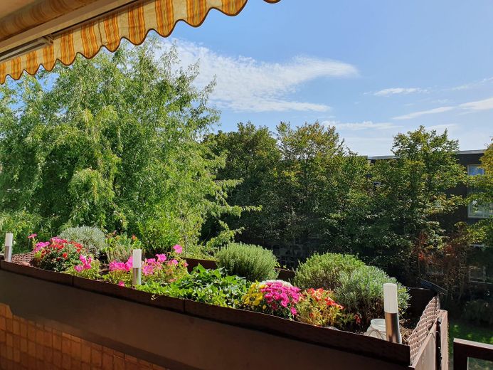 Світла 4-кімнатна квартира з балконом і гаражем – Balkon