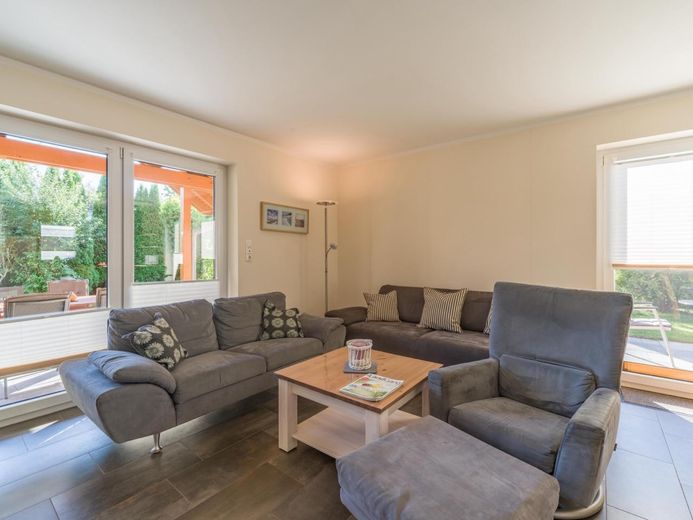 Traumhaftes Holzhaus mit Sauna, großer Terrasse auf 931 m² Eckgrundstück nahe St. Peter-Ording – Wohnzimmer