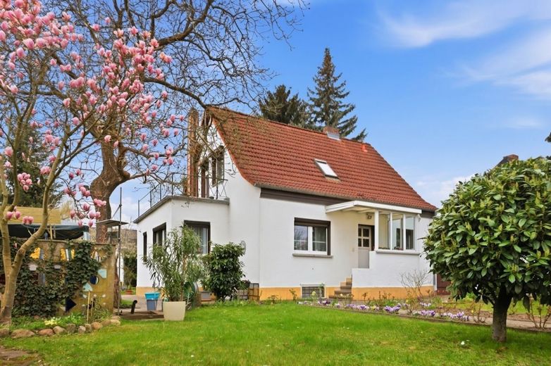 Charmantes Einfamilienhaus und Gartenhaus auf großem Grundstück – Vorderansicht