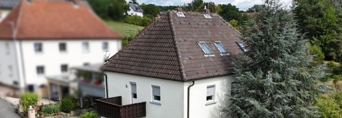 ¡La idílica se une al potencial: sólido conjunto de viviendas (aprox. 154 m²) con jardín de fácil mantenimiento y espacio exterior en Burgkunstadt-Mainroth!