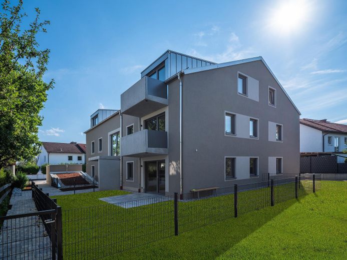 Bezugsfertig: Neubau DG Wohnung mit Balkon + EBK in Parsdorf bei München | KfW-40-QNG - WE 12 – Außenansicht Rückseite
