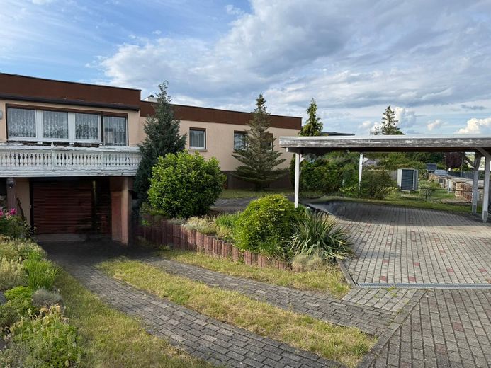 Detached house with 1209 sqm plot & over 250 sqm usable floor space – Frontansicht
