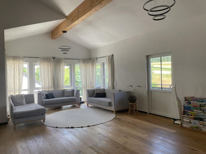 Modernisiertes Zweifamilienhaus mit 263 m² Wohnfläche, attraktiver Vermietungsperspektive – Wohnzimmer - Haus
