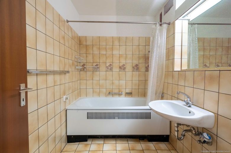 Bezugsfreie 2-Zimmer-Eigentumswohnung mit Sonnenloggia, Aufzug &amp; Tiefgarage – Badezimmer