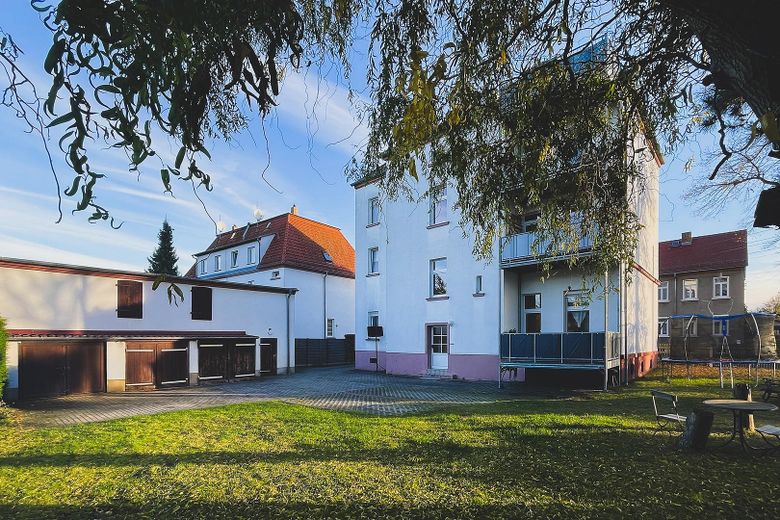 Provisionsfrei - Modernisiertes MFH mit 5-Zimmer-Wohnungen & Bauland extra – Hof mit Stellplätzen & Garagen