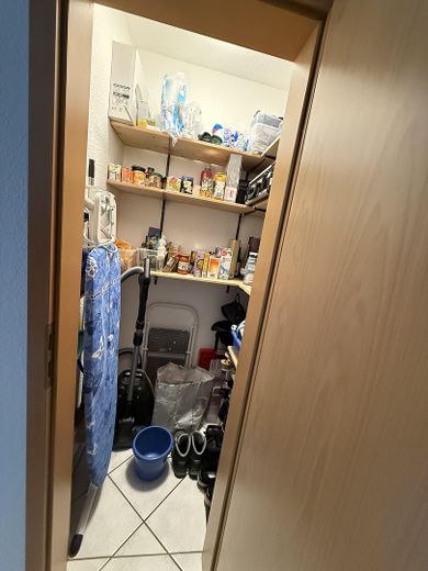 Helle 3-Zimmer-Erdgeschosswohnung mit Terrasse – Speisekammer