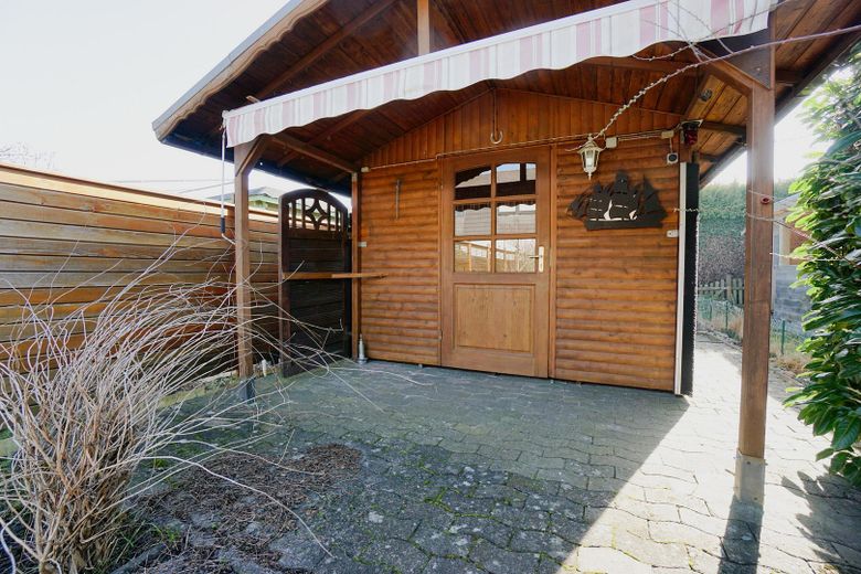 Provisionsfrei & bezugsfertig: Energieklasse B, Wärmepumpe, PV, Garten & Garage – Gartenhütte