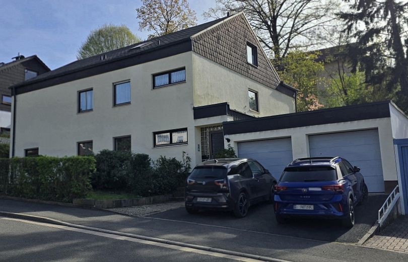 Haus mit großem Garten in ruhiger Lage von Kulmbach – Vorderseite mit Doppelgarage
