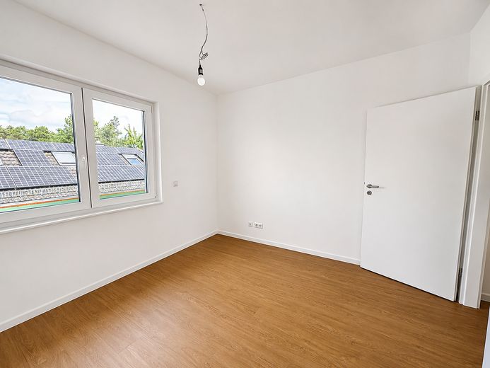 Erstbezug im Neubau! Moderne 2-Zimmer Wohnung mit QNG-Plus Siegel und Einbauküche! – Schlafzimmer