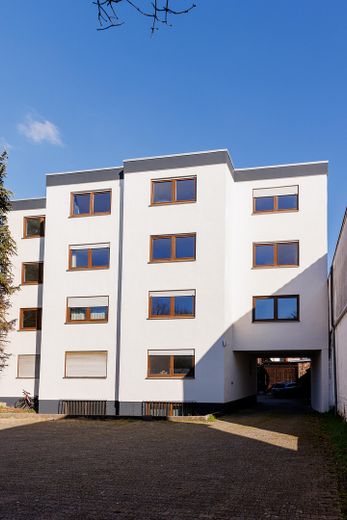 Charmantes 1,5 Zimmer Appartment mit Pantry Küche und KFZ Stellplatz - Frei ab 01.09.26 – Ansicht Hof