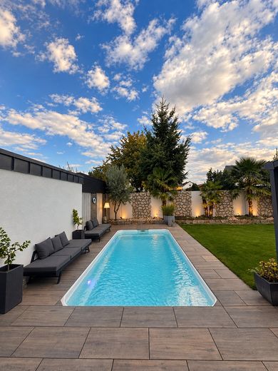 Neuwertiges Haus mit Pool in verkehrsberuhigter Straße – Foto 3