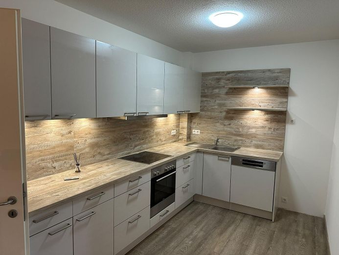 Appartement en copropriété haut de gamme de 2 pièces avec terrasse et place de parking en sous-sol – Moderne Einbauküche