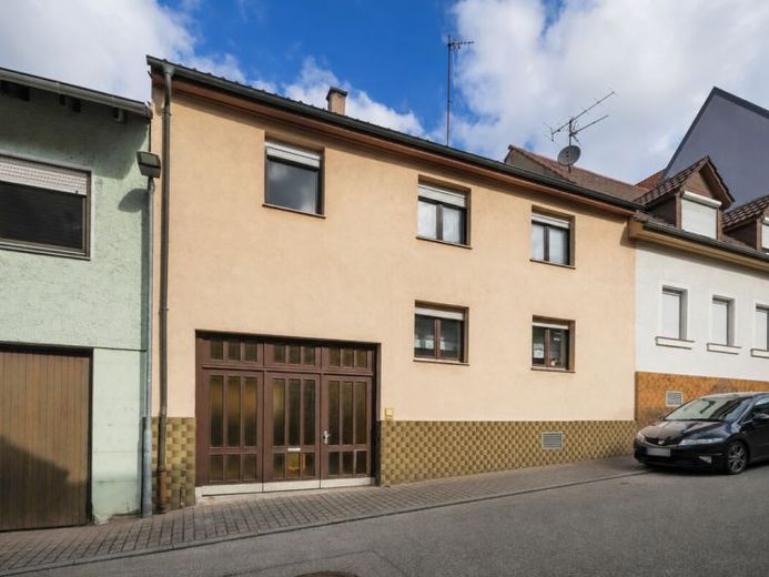 Reihenmittelhaus mit Innenhof, Garten und individuellem Gestaltungspotenzial! - OT Königsbach – फोटो 1