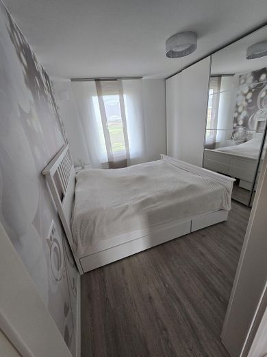 Kırsal alanın kenarında modern, yeni gibi müstakil sıra ev – Schlafzimmer