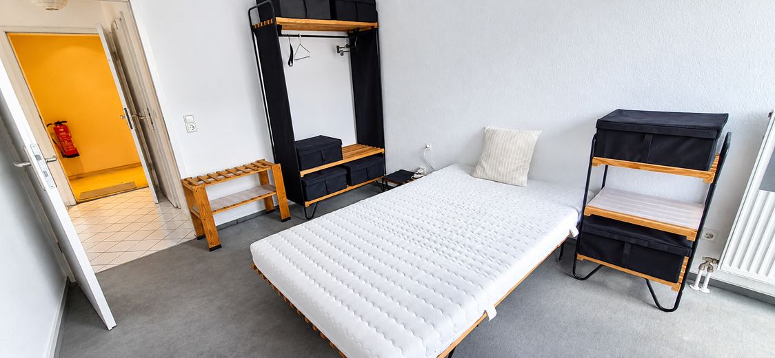 Mooie, gedeeltelijk gemeubileerde 2-kamerwoning op een centrale, rustige locatie – Schlafzimmer
