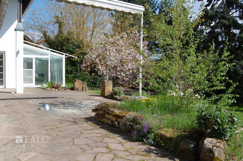 +++Großes Einfamilienhaus mit Option für Vermietung, Praxis- oder Büroräume und schönem Garten+++ – Terrasse
