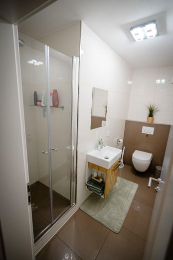 Appartement de 5 pièces de 172 m² sur un seul niveau – spacieux et adapté aux personnes âgées – Dusche und WC