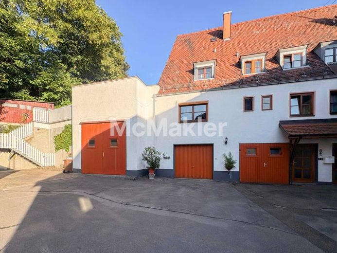 Sanierungsbedürftiges Mehrfamilienhaus mit großem Grundstück und Wertsteigerungspotenzial – Foto 1