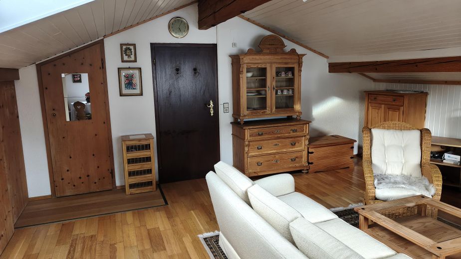 Möbliertes 1 Zimmer Appartment mit Bergblick – Wohnraum