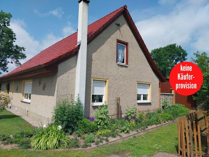 HORN IMMOBILIEN ++ freistehendes Einfamilienhaus in Pasenow bei Woldegk – Hausansicht