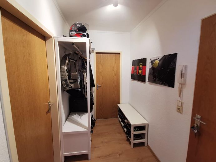 Moderne 2-Zimmer-DG-Wohnung mit Wohnküche und Balkon – Diele