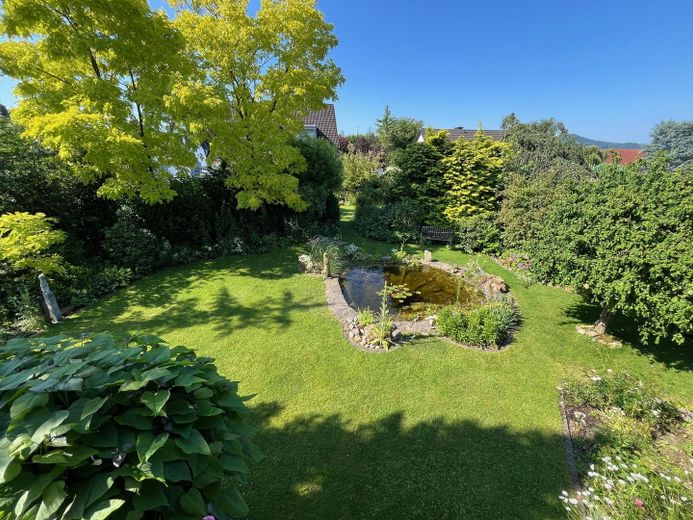 Blick vom Balkon in den Garten