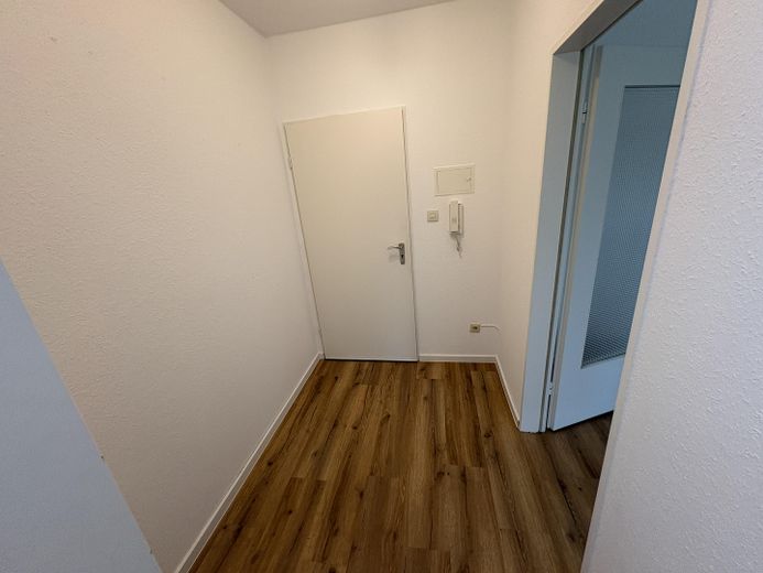 Appartement moderne avec nouvelle cuisine équipée, terrasse et mobilier partiel – disponible immédiatement ! – Flur/Eingangsbereich