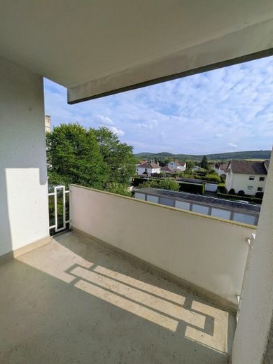 Jasne, świeżo wyremontowane mieszkanie 3-pokojowe z balkonem od strony południowej i wspaniałym widokiem na Bad Driburg – Loggia mir schönem Ausblick