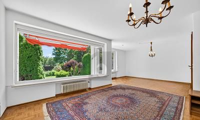 FAMILIENIDYLLE MIT GARTEN – 1780000292_6a36c2.jpg