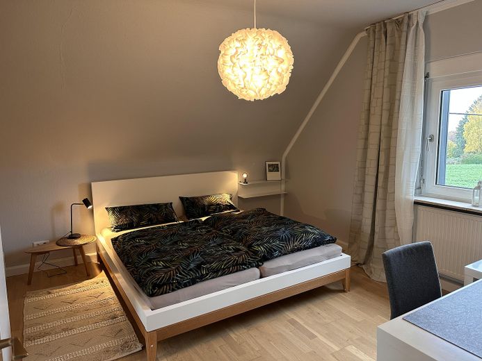 Geschmackvoll möblierte 2-Zi.-Wohnung mit EBK in Solingen-Wald, frei ab 1.11.26 – फोटो 1