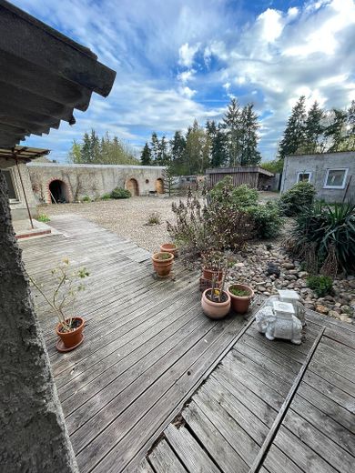 Agréable maison bifamiliale avec un vaste terrain et une cour fermée dans un cadre idyllique – Innenhof