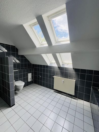 Dachterrasse mit Blick ins Grüne. Ganz oben. Ganz für sich. Ganz ruhig. Mitten im Wasserviertel. – Master Bad