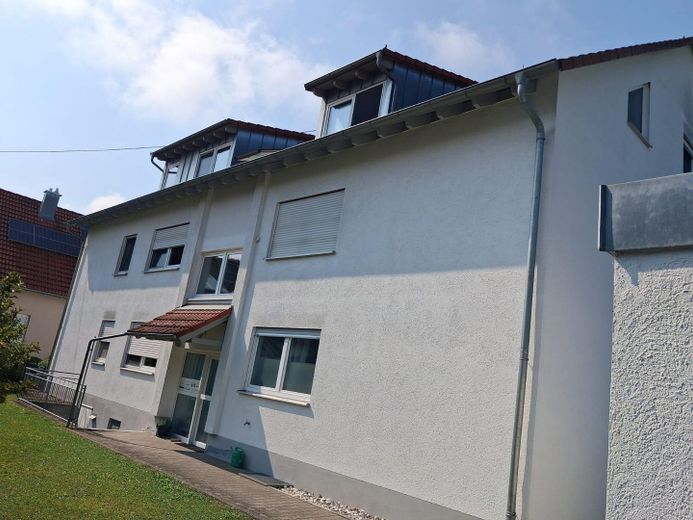 3-кімнатна терасна квартира з навісом для авто та часткою саду в Neu-Ulm/Burlafingen – Hausansicht Eingang