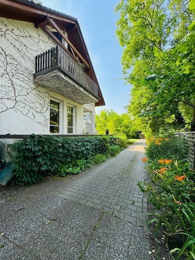 Auffahrt am Haus