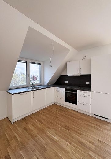 First occupancy after complete renovation: Cozy 3-room attic apartment in Munich-Trudering - Unit 7 – Einbauküche