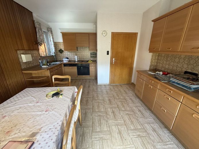 Viel Raum für Ideen: Zweifamilienhaus mit großem Garten, Garagen und Nebengebäude in Gohfeld – Geräumige Küche