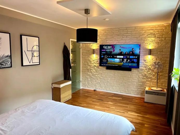 Piso split-level de alta calidad con carácter de casa en una ubicación privilegiada de Junkersdorf – Schlafzimmer EG Beispiel