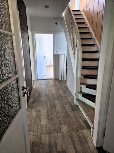 Großes Grundstück im Grünen mit Haus, Garage, Carport, Stellplätze – Flur unten