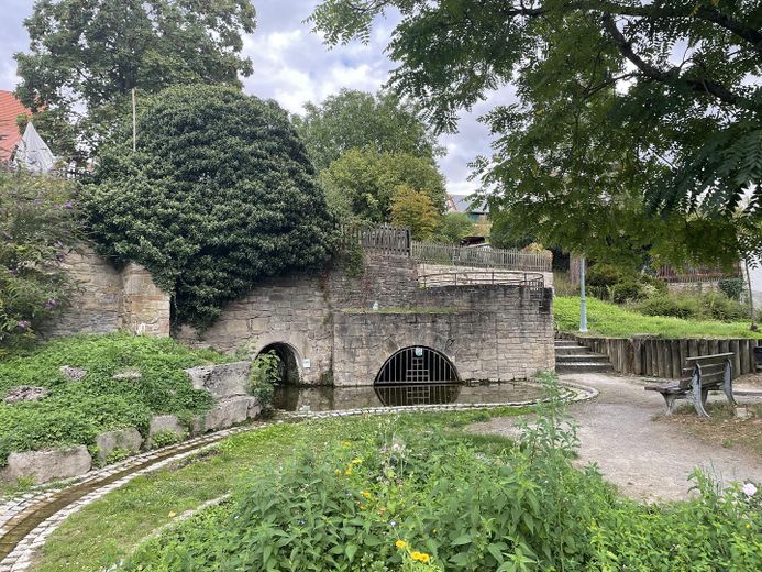 Tarihi ahşap karkas, modern yaşam konforuyla buluşuyor – kendine özgü cazibesiyle kapsamlı yenilenmiş sıra ev – Namensgebender Brunnen