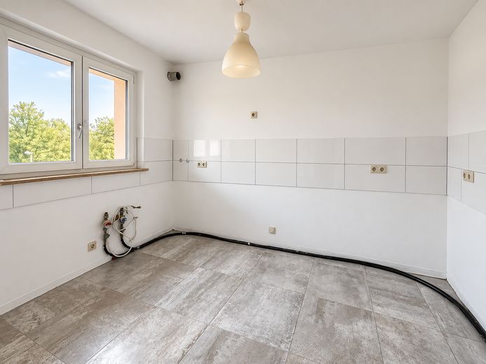 Modernisierte 3-Zimmer-Wohnung mit großem Westbalkon ins Grüne und TG – provisionsfrei – Küche