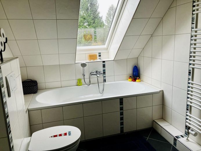 Dusch und Wannenbad im DG