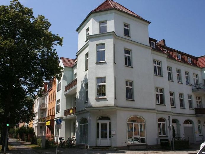 2 - Raumdachgeschosswohnung mit Einbauküche – Foto 1