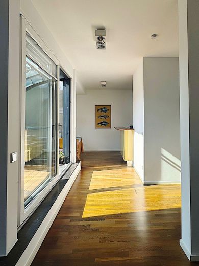 Penthouse exclusif dans le quartier belge – Un logement meublé avec style, calme et lumière – Wohn- und Essbereich