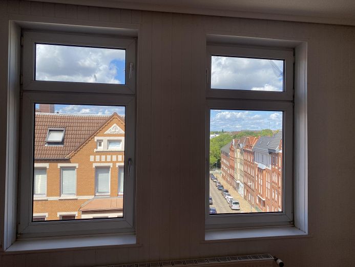Sofortbezug! Helle 5-Zimmer-Altbauwohnung m. Balkon über den Dächern von Kiel zu kaufen. – Blick Schlafzimmer 2